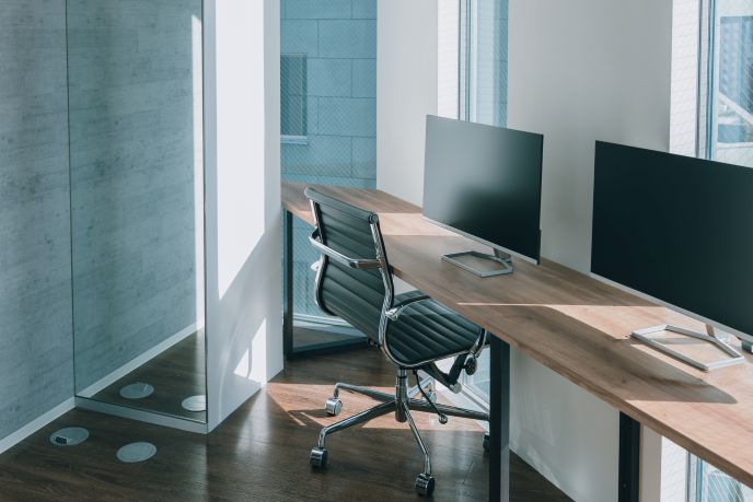 一等地のオフィスビルに入居する行政書士事務所の外観イメージ、 信頼性の高い住所を持つ専門事務所を表現