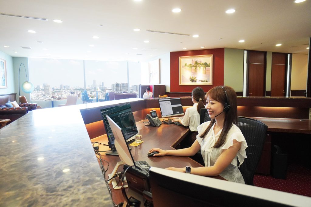 サーブコープ青山パラシオタワーで電話対応を行うバイリンガル秘書・レセプショニストの様子