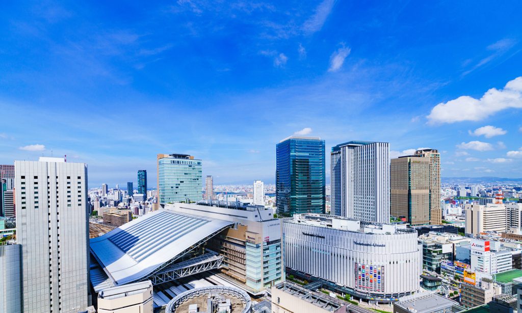 大阪の主要ビジネスエリアを望む高層ビル群の景観。梅田周辺のオフィス街を捉えたイメージ。