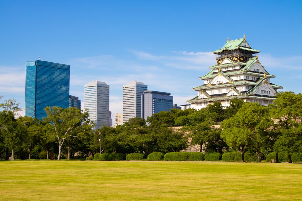 大阪城公園の緑と高層オフィスビルが並ぶ、大阪ビジネスパーク周辺の都市景観
