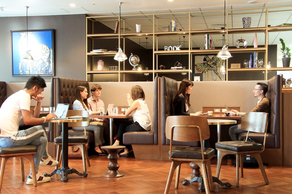 サーブコープ本町南ガーデンシティにある、設備が整ったプレミアムコワーキングスペースのイメージ。