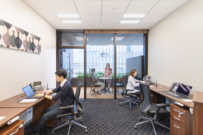 レンタルオフィスで働く従業員