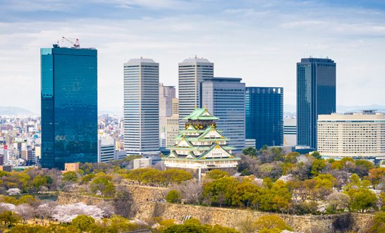 大阪城とサーブコープ、ツイン21 MIDタワーの外観