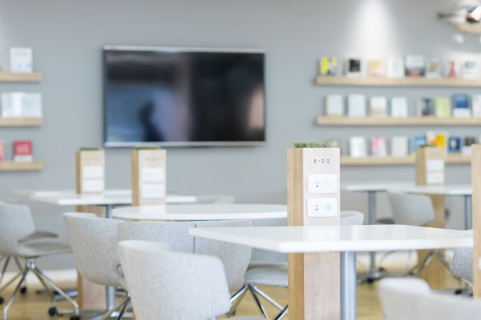 行政書士が物理的な事務所と併用してバーチャルオフィスを活用している様子を表すイメージ。