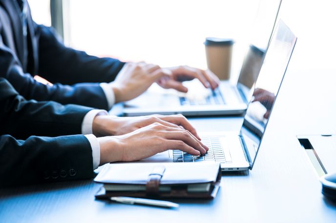 住居、金融、建設、デジタル機器、ショッピングなど、さまざまな分野でAIが業務効率化に活用されている様子を示したイメージ