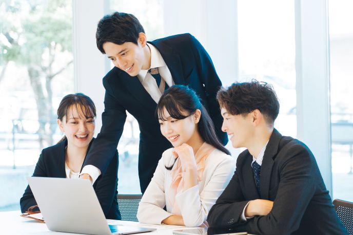 予算・スキル・業務フローを整理しながら、AI最適化について4人のビジネスパーソンが議論している様子