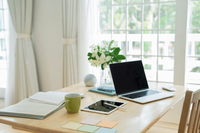 趣味を仕事に活かし、在宅でリモートワークを始める様子