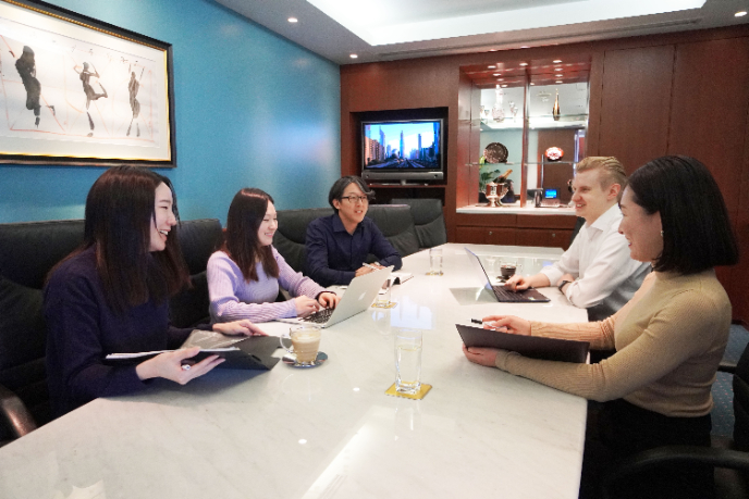 サーブコープ有明フロンティアビルB棟にある会議室で商談を行うビジネスパーソン