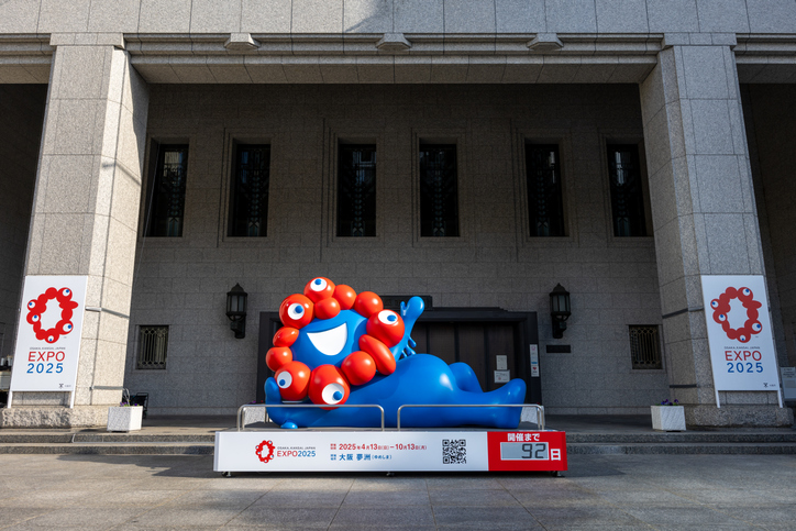 2025年大阪・関西万博の公式キャラクター「ミャクミャク」が、大阪市役所に設置されている様子