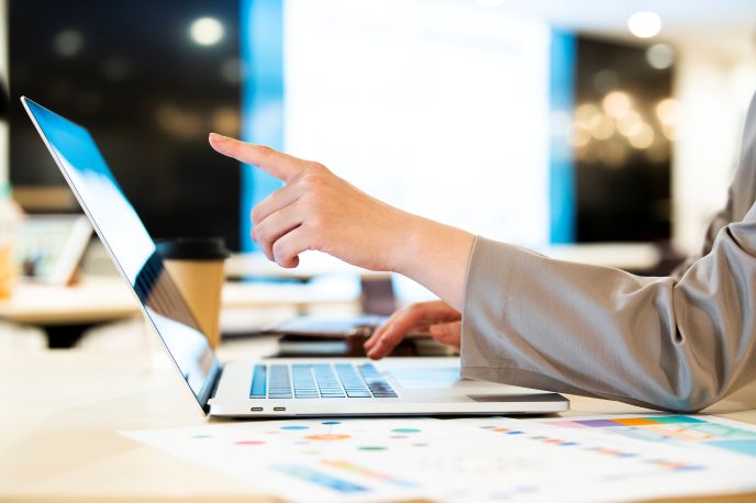 バーチャルオフィスにより、自宅住所を公開せずに事業用の信頼性の高い住所を利用できることを示すイメージ