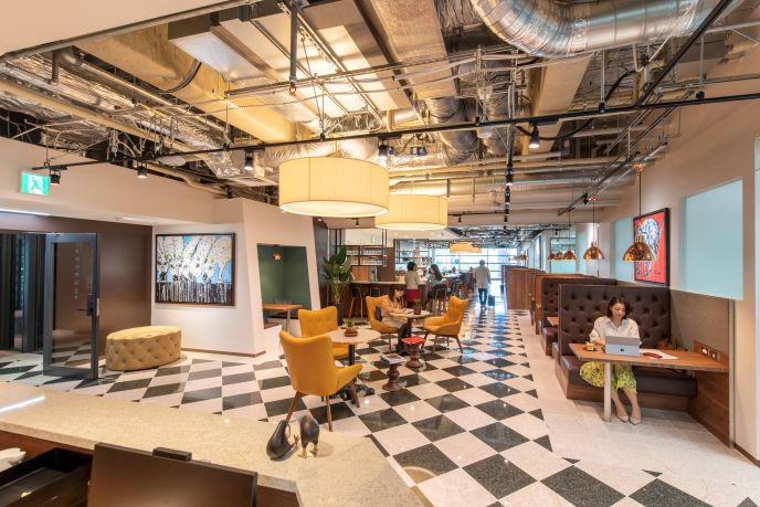 サーブコーブYANMAR TOKYOの受付エリアから見渡せるコワーキングスペース