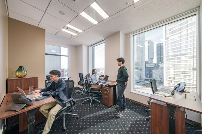 サーブコープ東宝日比谷プロムナードにあるレンタルオフィスで働くビジネスパーソン