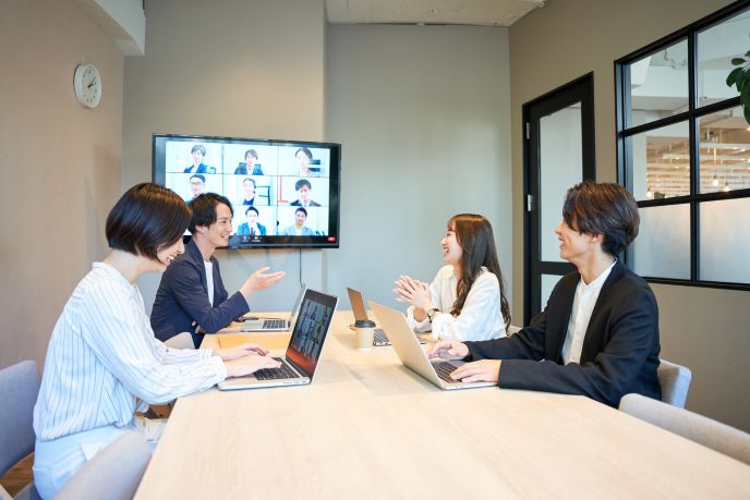 サーブコープのレンタルオフィスに併設された会議室を利用する企業