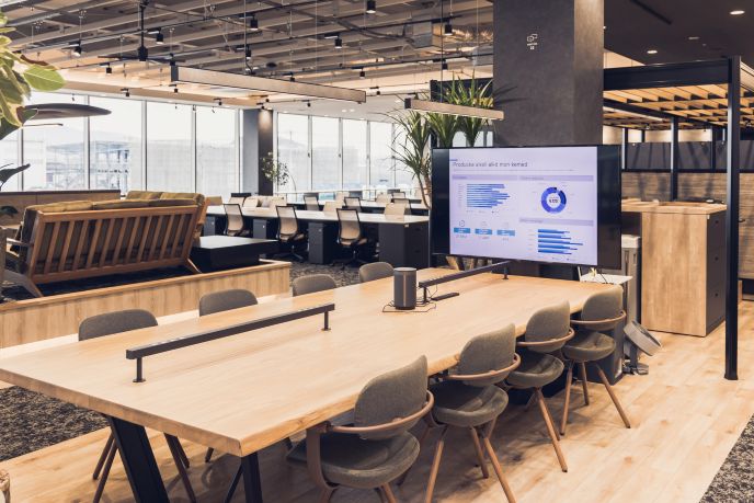 複数人や企業が利用するシェアオフィスの風景