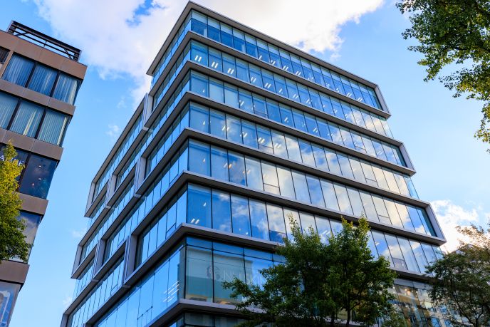 法人登記やビジネス拠点として利用される、都市部のオフィスビル外観
