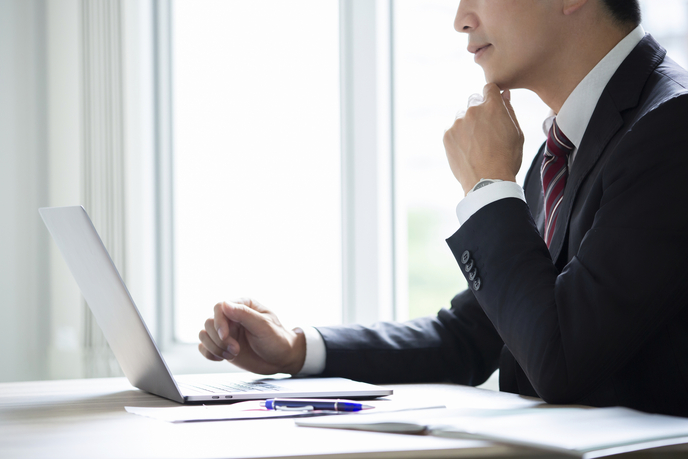 資本金の役割、平均・目安、決め方や注意点を考えている様子