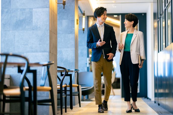 コワーキングスペースの個人契約と法人契約の違いを検討するビジネスパーソン