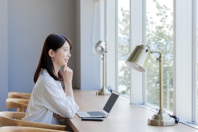 おしゃれなレンタルオフィスの特徴・条件を考えている様子