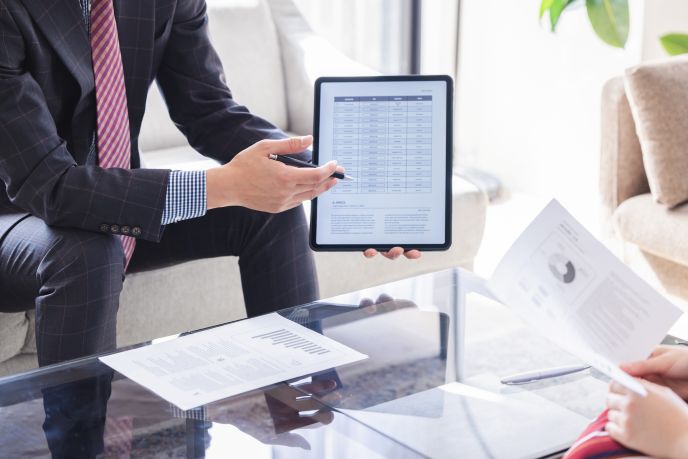 資本金の役割と重要性について詳しくまとめる説明しているビジネスパーソン