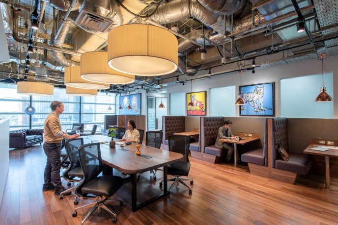 サーブコープ、YANMAR TOKYOのコワーキングスペースを利用する様子