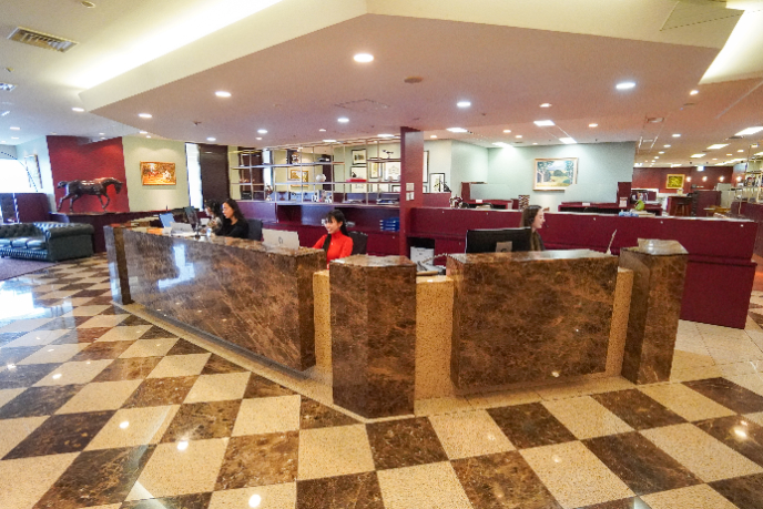 サーブコープ、恵比寿ガーデンプレイスタワーのバイリンガル秘書とレセプショニストの様子