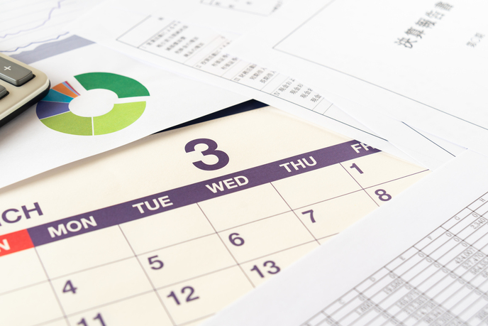 決算月に使用する書類やカレンダー