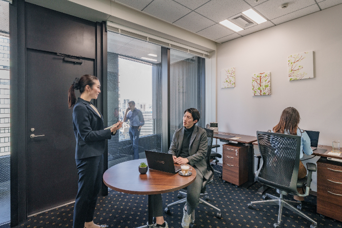 サーブコープのレンタルオフィスで住所変更に関する打ち合わせを行う様子 