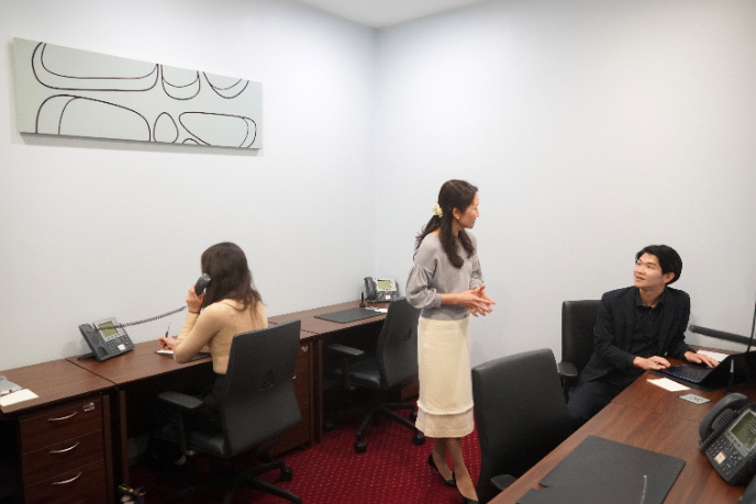 サーブコープのバイリンガル秘書がオフィス移転をサポートする様子 