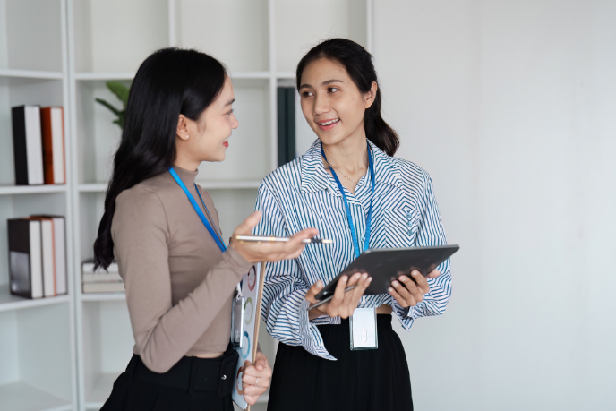 コワーキングスペースで仕事の打ち合わせをするビジネスパーソン