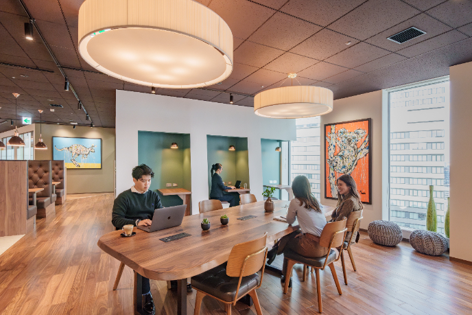 サーブコープのエニシオ名駅コワーキングラウンジでダブルワークを進める人々