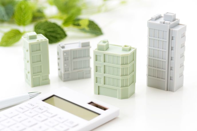 オフィスビルと電卓