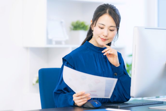 オフィスで資料を確認する女性
