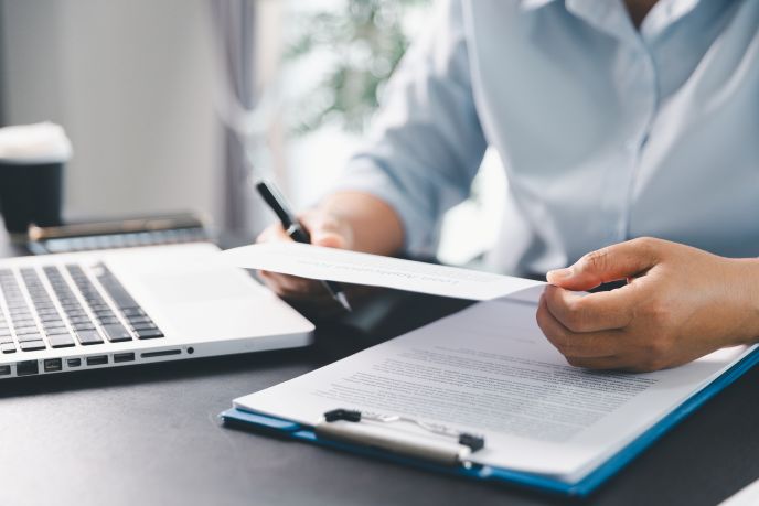 書類を確認するビジネスマン