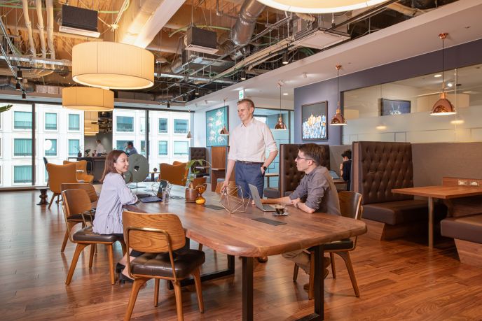 サーブコープ、東宝日比谷プロムナードのオフィスサービスでお仕事をする人々