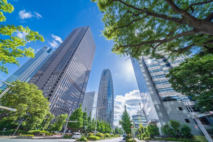 東京・新宿に立ち並ぶオフィスビル