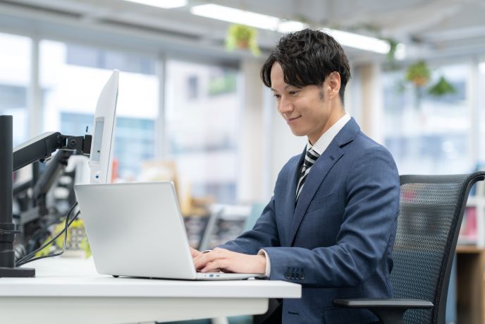 集中してパソコン作業をするビジネスマン