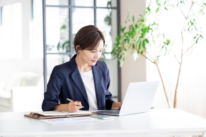 快適なオフィスで1人で集中して仕事をする人