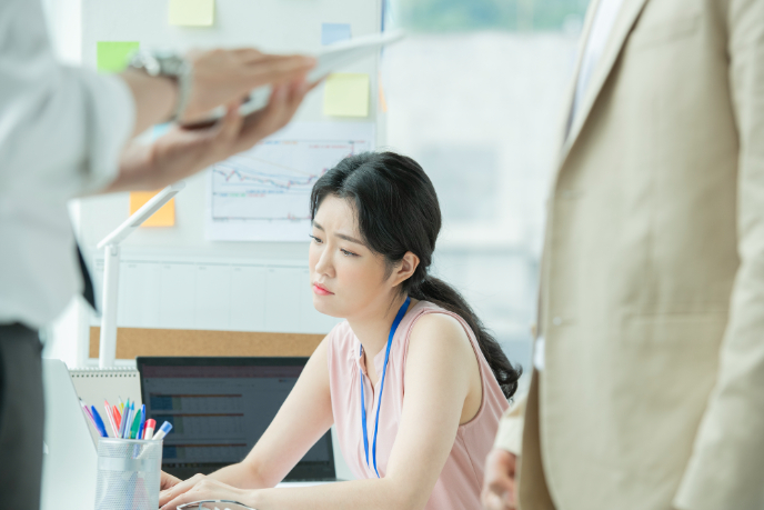 会社員から個人事業主に変わる際の注意点をあらかじめ打ち合わせておくビジネスパーソン