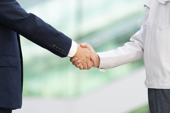 会社設立について企業支援機関で相談し安心するビジネスパーソン