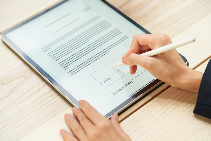 会社設立のため書類に署名する様子