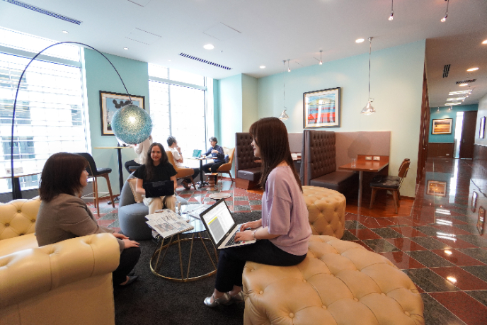 サーブコープのラウンジで開業支援について説明を受ける個人事業主