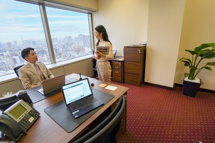 会社設立に向けて打ち合わせるビジネスパーソン