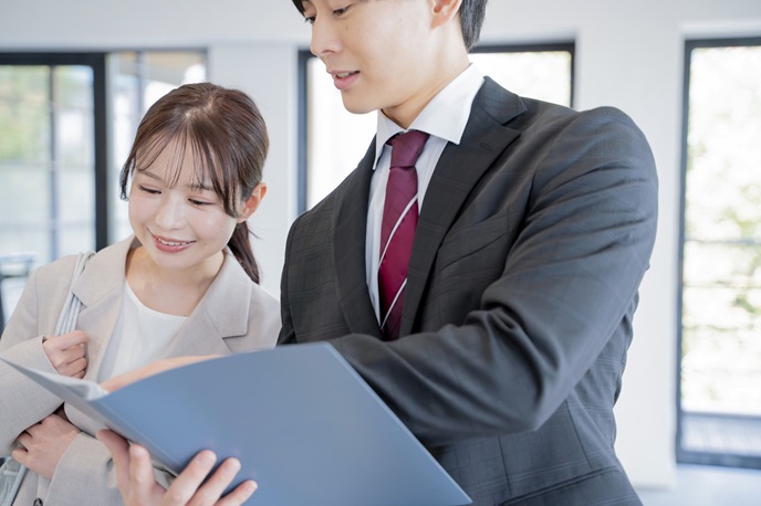 オフィスの内見をするビジネスパーソン