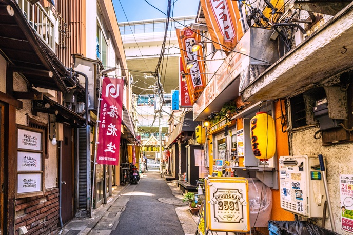 さまざまな看板が並ぶ町の風景