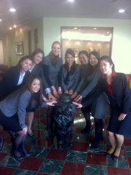 サーブコープ 品川オフィススタッフとシドニー像