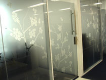 福岡天神フコク生命ビル　桜のモチーフが特徴の磨りガラス